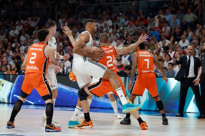 Lance de juego entre Real Madrid y Valencia Basket en el segundo partido. (Foto: EFE)