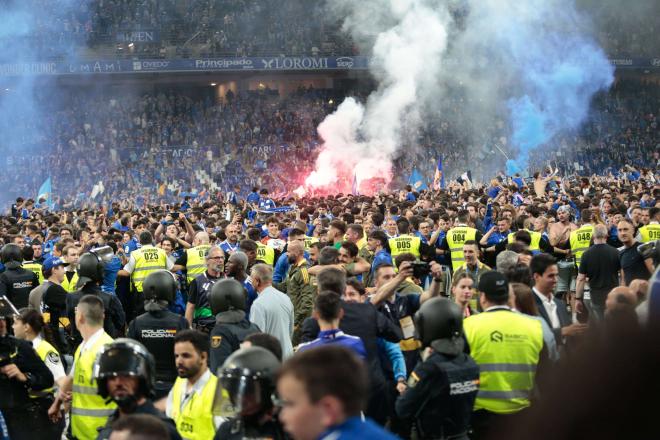 La fiesta del Real Oviedo por el ascenso en el Carlos Tartiere (Foto: Cordon Press).