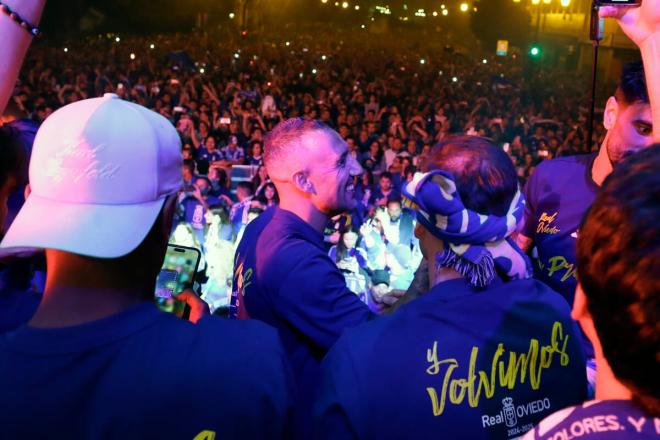 Santi Cazorla, en la Plaza América durante la fiesta del Real Oviedo (Foto: EFE).