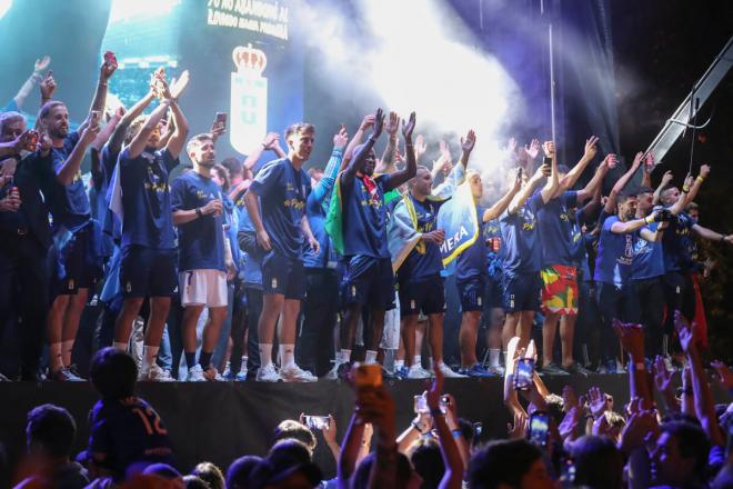Los jugadores, en la Plaza América durante la fiesta del Real Oviedo (Foto: EFE).