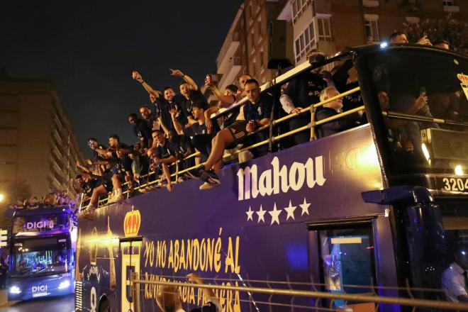 Los jugadores, en autobús hasta la Plaza América en la fiesta del Real Oviedo (Foto: EFE).