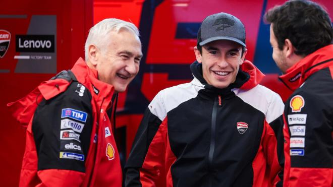 Davide Tardozzi y Marc Márquez, durante la pretemporada con Ducati (Foto: Cordon Press).