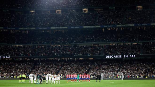 Minuto de silencio en el Santiago Bernabéu (Foto: Cordon Press)