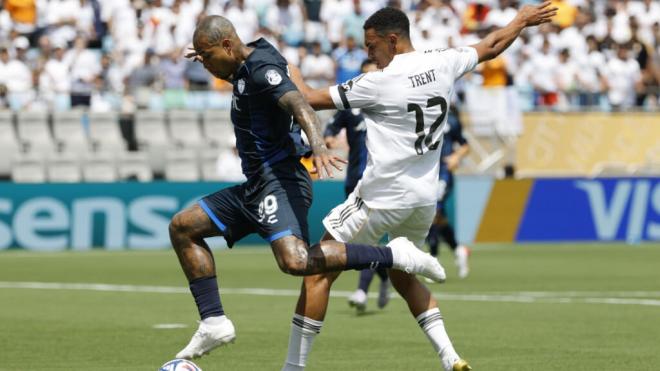 Kenedy superando a Trent Alexander Arnold