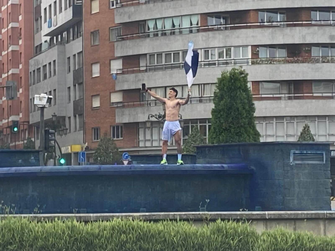 Santiago Colombatto celebra en una fuente. (Foto: Redes)