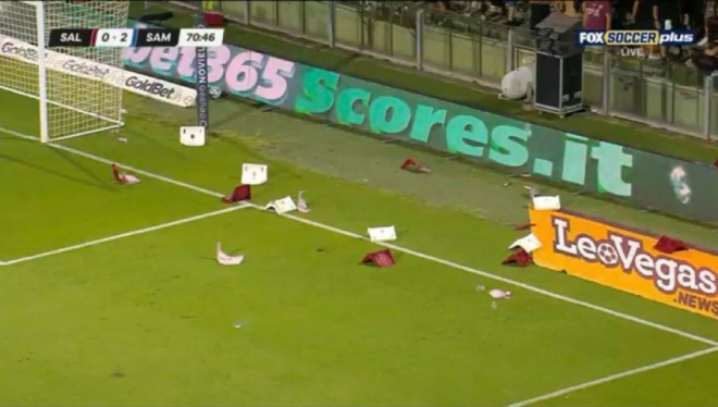 Lanzamiento de objetos en el Estadio Arechi. (Foto: FOX)