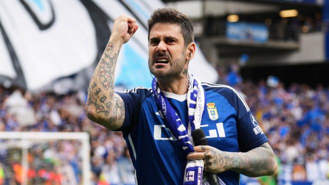 Melendi canta antes del Real Oviedo-Espanyol en el Carlos Tartiere de 2024 (Foto: EFE).