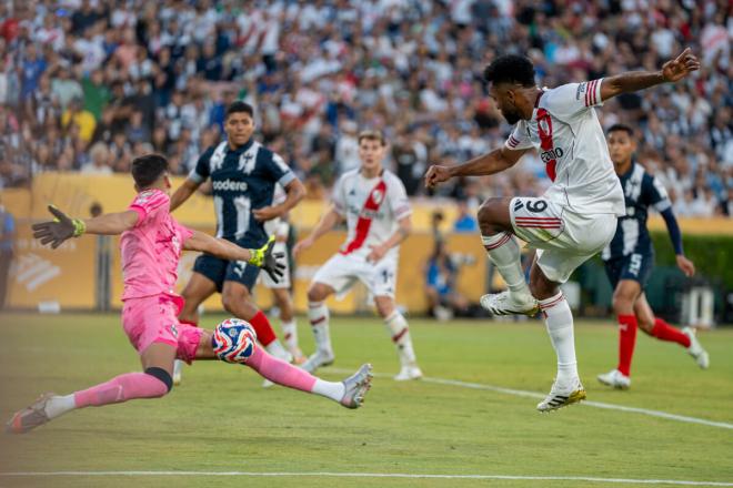 Esteban Andrada detiene un tiro de Miguel Borja en el River Plate-Monterrey (Foto: Cordon Press).