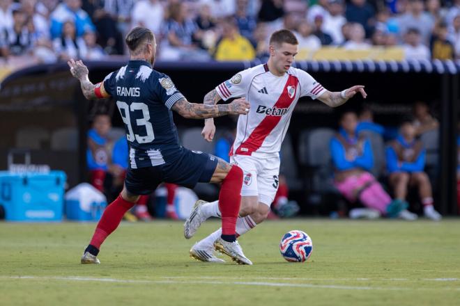 Sergio Ramos y Franco Mastantuono pelean un balón en el River Plate-Monterrey (Foto: Cordon Press)