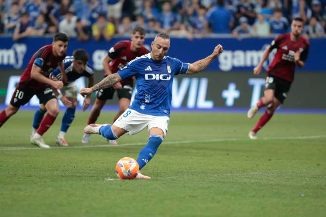 Santi Cazorla marca su gol en el Real Oviedo-Mirandés. (Foto: Cordon Press)