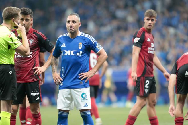 Santi Cazorla, durante el Real Oviedo-Mirandés (Foto: Cordon Press).