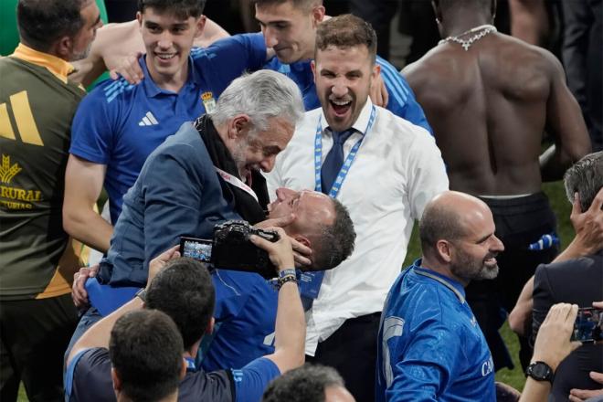 Santi Cazorla levante a Jesús Martínez en la fiesta del ascenso del Real Oviedo (Foto: Cordon Pre