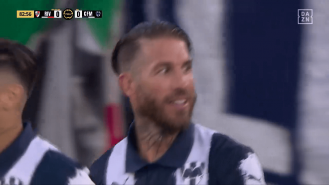 Sergio Ramos reta a Gonzalo Montiel en el River Plate-Monterrey (Imagen: DAZN).