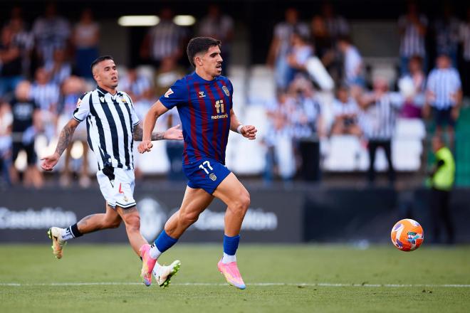 Víctor García controla un balón durante el Castellón-Levante (Foto: LALIGA).