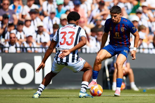 Víctor García controla un balón durante el Castellón-Levante (Foto: LALIGA).