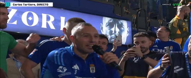 Santi Cazorla coge el micro en el Tartiere. (Foto: Movistar Plus)
