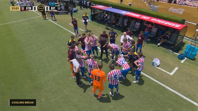 Los jugadores del Atleti en la pausa de hidratación