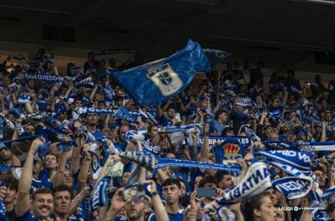 Aficionados del Real Oviedo durante el partido frente al Mirandés (Foto: LaLiga).
