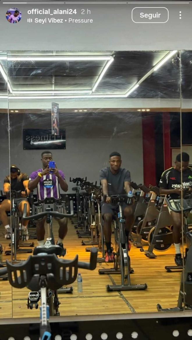 Alani ejercitándose en el gimnasio con amigos