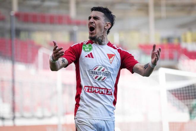 Brandon Domingues celebra un gol con el Debrecen (Foto: DVSC).