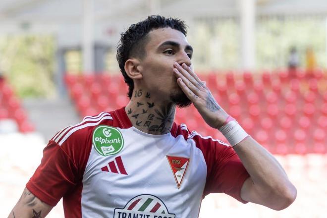 Brandon Domingues celebra un gol con el Debrecen (Foto: DVSC).
