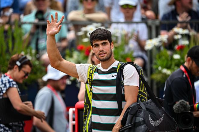Carlos Alcaraz saluda antes de la final de Queen's (Foto: Cordon Press).