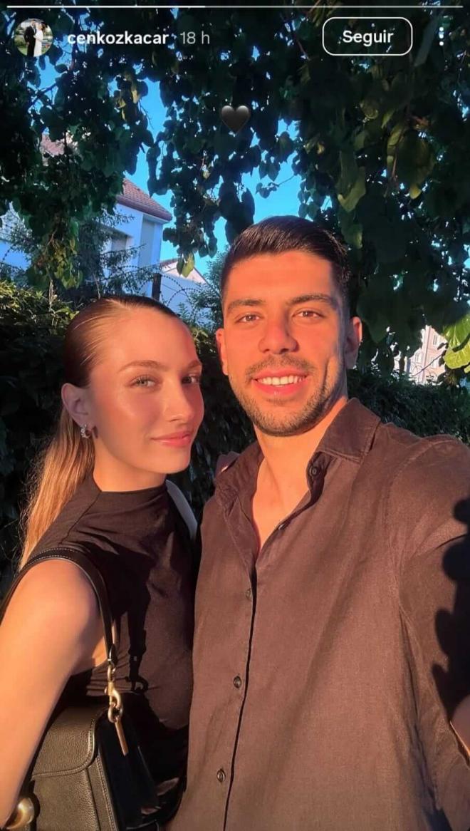 Cenk Özkacar junto a su mujer