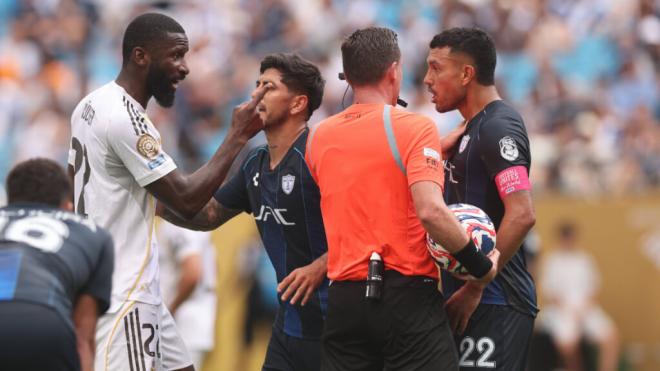 Antonio Rüdiger y Gustavo Cabral se encaran delante del árbitro (foto: Cordon Press).