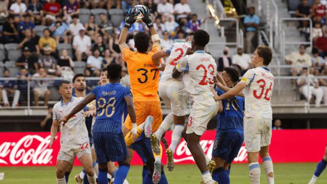 Yassine Bono ataja un balón aéreo durante el RB Salzburgo-Al Hilal (foto: EFE)