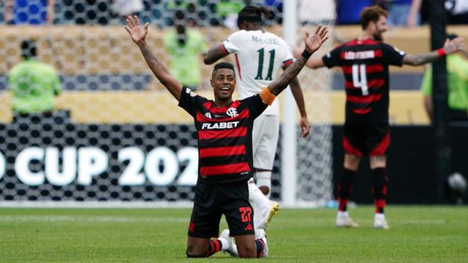 Bruno Henrique celebrando la victoria de Flamengo ante el Chelsea (Foto: EFE)