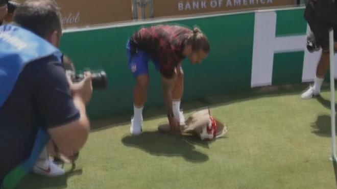 Griezmann colocando el ramo de Margarita (DAZN)