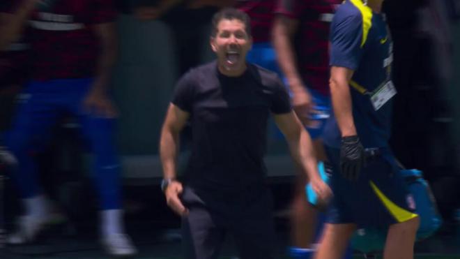 Simeone, enfadado en la banda (Foto: Telecinco)
