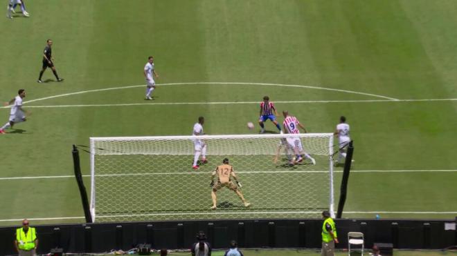 La acción del penalti a Julián Álvarez (ElDesmarque)