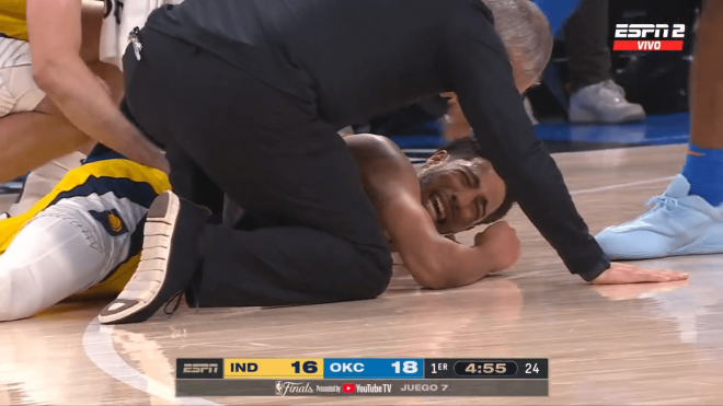 Tyrese Haliburton llora en el suelo tras su lesión en las Finales NBA.