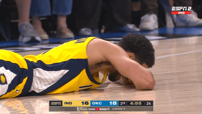 Tyrese Haliburton llora en el suelo tras su lesión en las Finales NBA.
