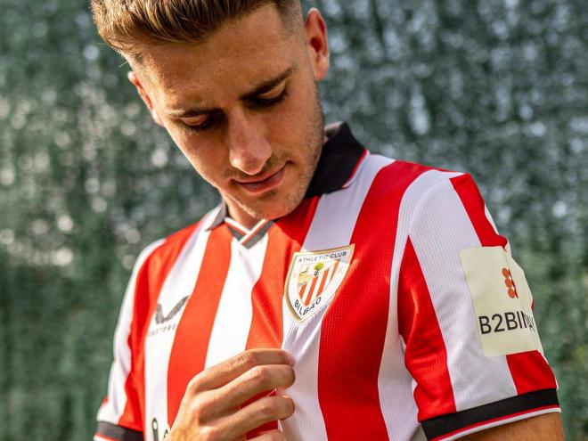 Robert Navarro mira el escudo de su nueva camiseta (Foto: Athletic Club).