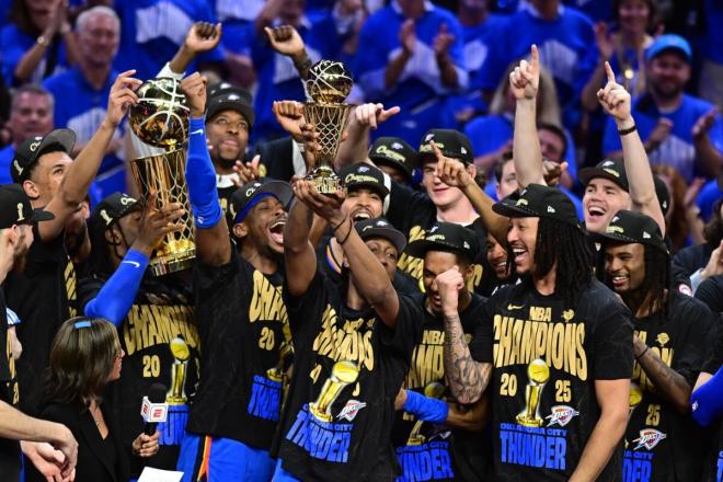 Shai Gilgeous-Alexander celebra la NBA ganada por Oklahoma City Thunder en 2025 (Foto: EFE).