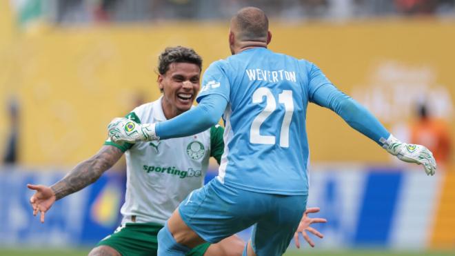 Richard Rios y Weverton celebran el gol de José Manuel López (Europa Press)