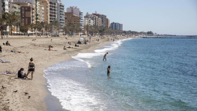 Bañistas y almerienses tomando el sol en la Playa del Zapillo de Almería (Foto: Europa Press)