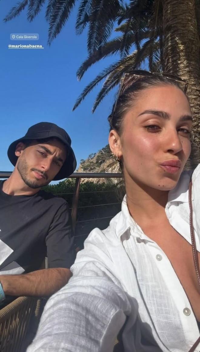 Raúl Moro junto a su novia en Cala Giverola, Girona