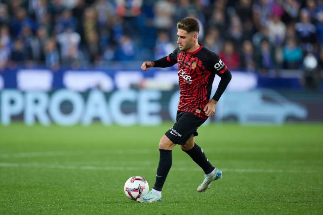Robert Navarro conduce el balón durante el Alavés-Mallorca (Foto: Europa Press).