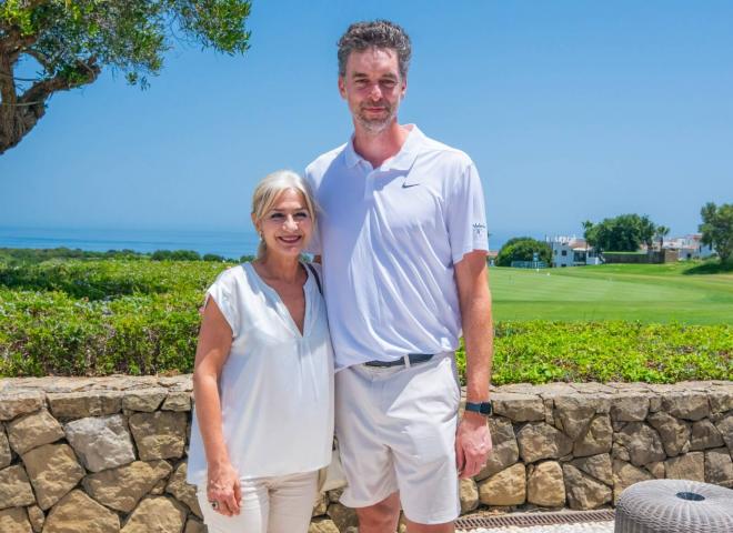 Patricia del Pozo posa junto a Pau Gasol.
