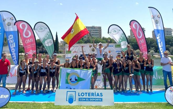 Los remeros andaluces festejan el título de la Copa del Rey.