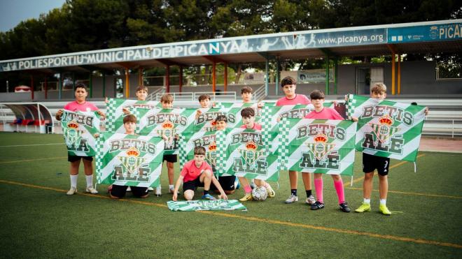 Los chicos del Atlético Benimar Picanya con banderas del Betis (Foto: RBB)