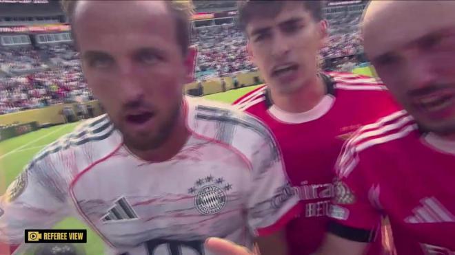 Los jugadores de Benfica y Bayern presionan al árbitro (Telecinco)