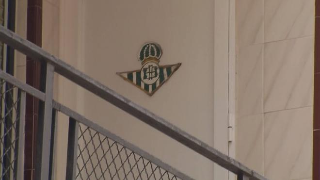Un escudo del Betis en Parque Alcosa, el barrio de Pablo García.