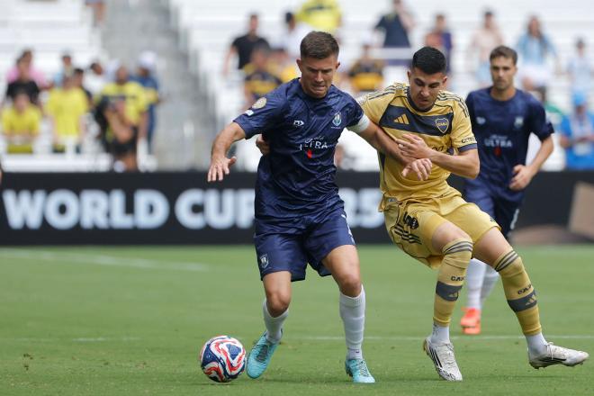 Myer Bevan y Rodrigo Battaglia en el Auickland City - Boca Juniors (Foto: EFE)