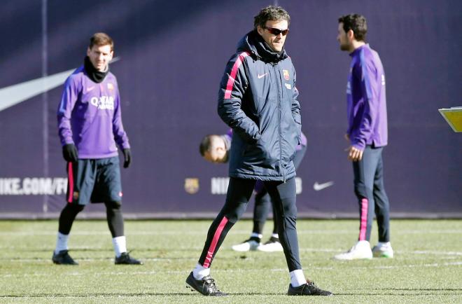 Luis Enrique, con Messi de fondo en el Barcelona (Foto: Cordon Press)
