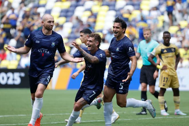 Christian Gray celebrando el gol ante Boca Juniors (Foto: EFE)