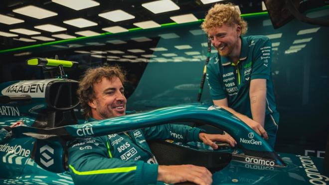 Mikey Brown y Fernando Alonso hablando (@mikeybrown2015)